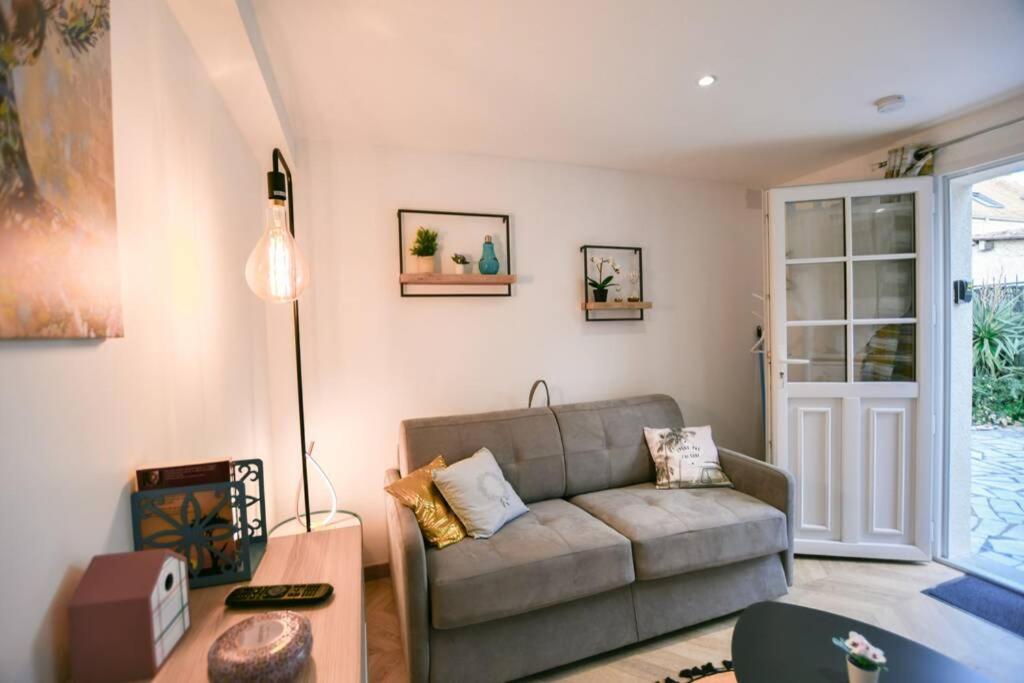 Instant Fleury, Studio Cosy Avec Jardin Secret Μπαρμπιζόν Εξωτερικό φωτογραφία