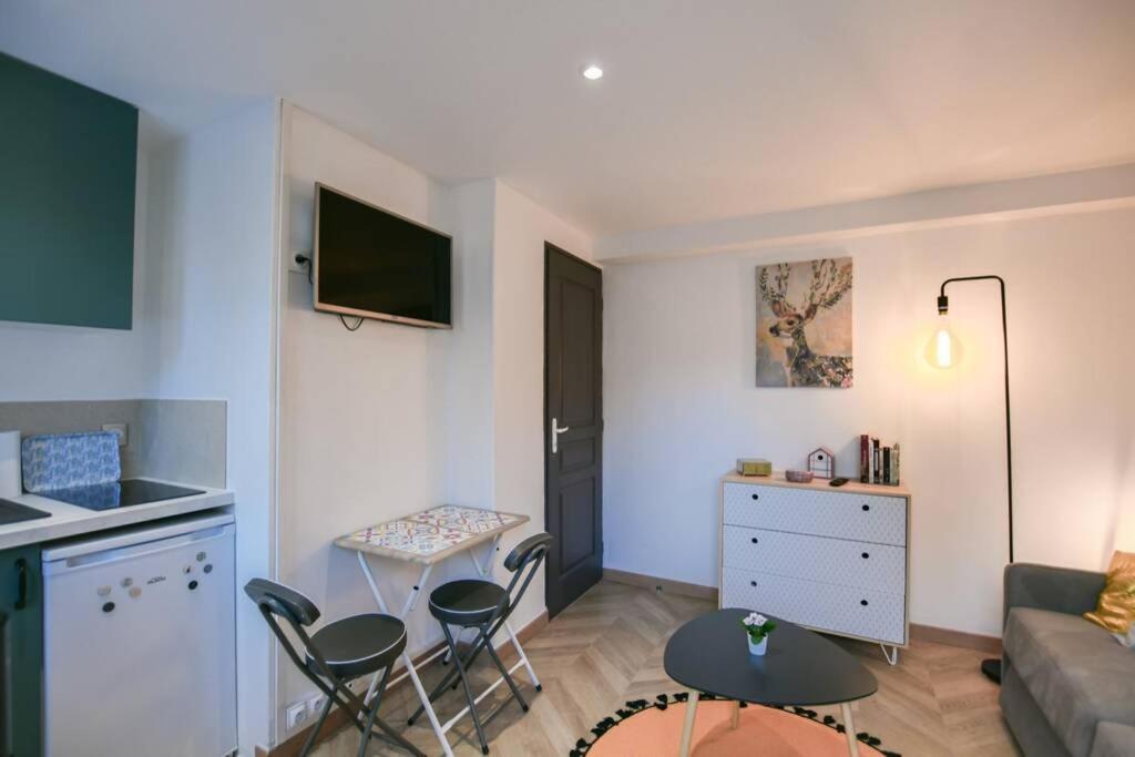 Instant Fleury, Studio Cosy Avec Jardin Secret Μπαρμπιζόν Εξωτερικό φωτογραφία